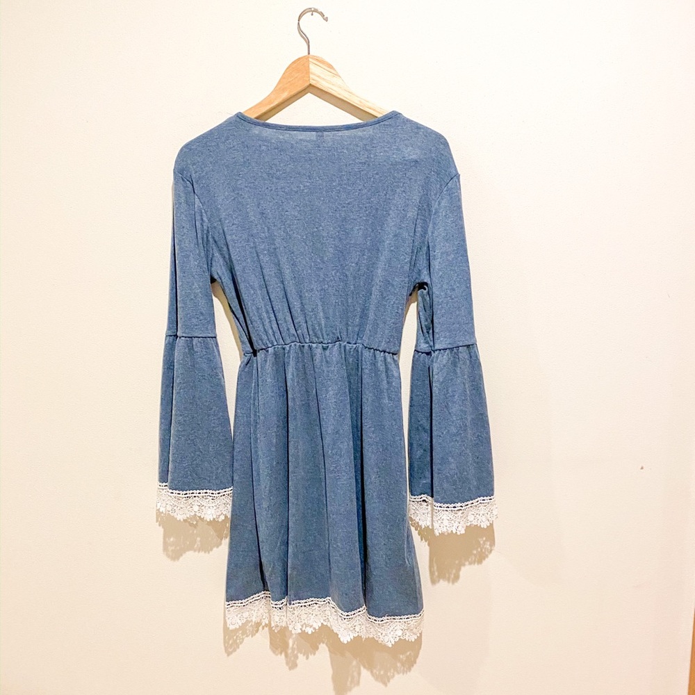 🥳 3 for 20$ Dress with bell sleeves & lace trim - Picture 3 of 3